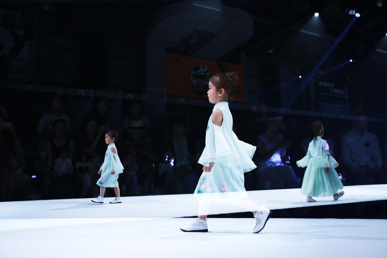 PETITMIEUX贝的屋“礼御童服”儿童时尚周压轴亮相