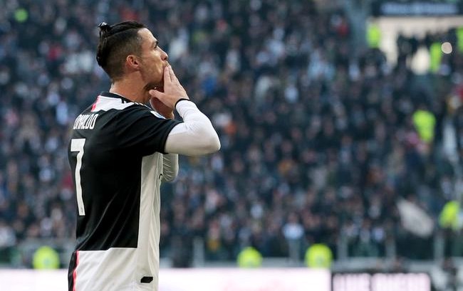 c罗两战4球创纪录庆祝秀逆天弹跳,一场3-0令球员围成一圈疯狂庆祝