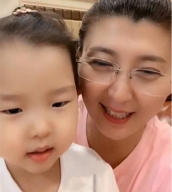 闫学晶赵本山闹翻了吗,29岁闫学晶被赵本山捧红