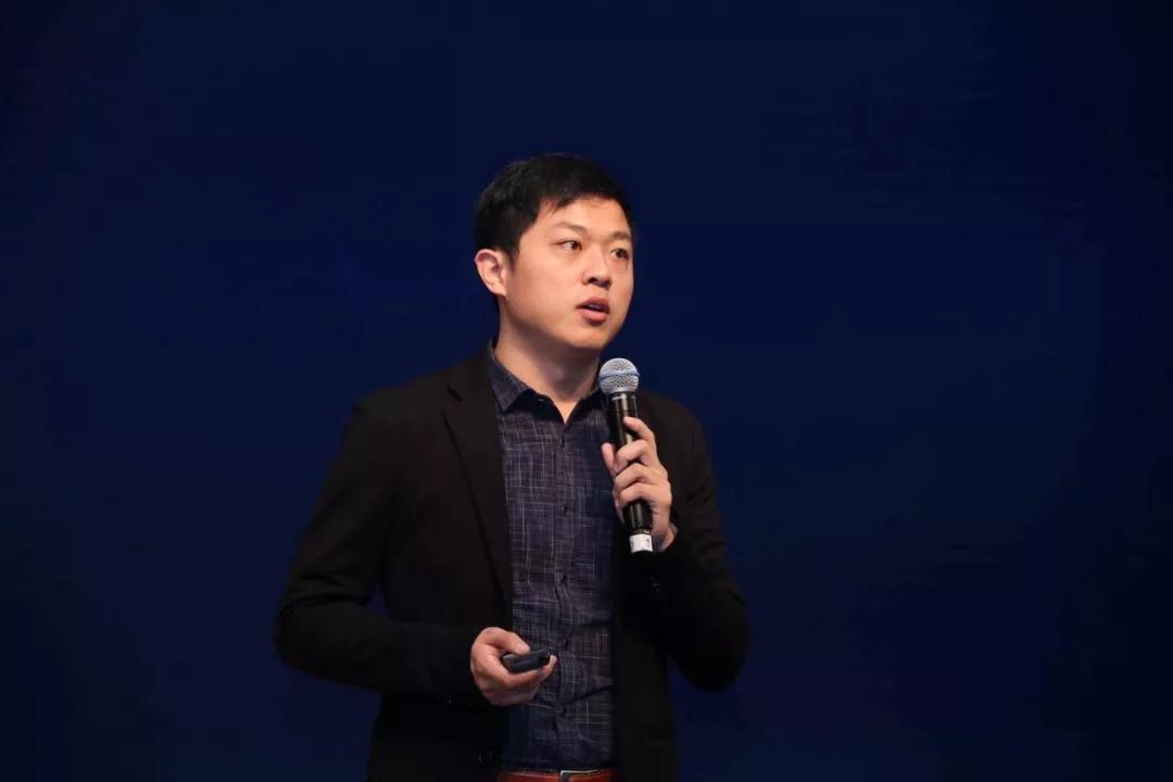 两个男人天天聊天到凌晨两三点,两个男人4小时谈话