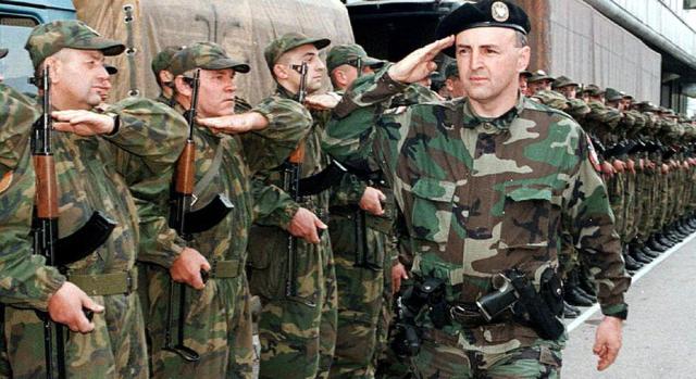 阿尔坎之虎黑道大亨率领球迷组建的塞尔维亚志愿近卫军