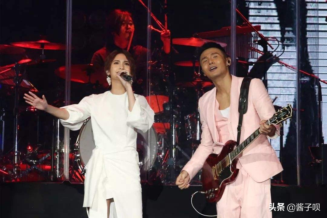 现任和前任女友悼文惊人一致，展现黄鸿升完美人设