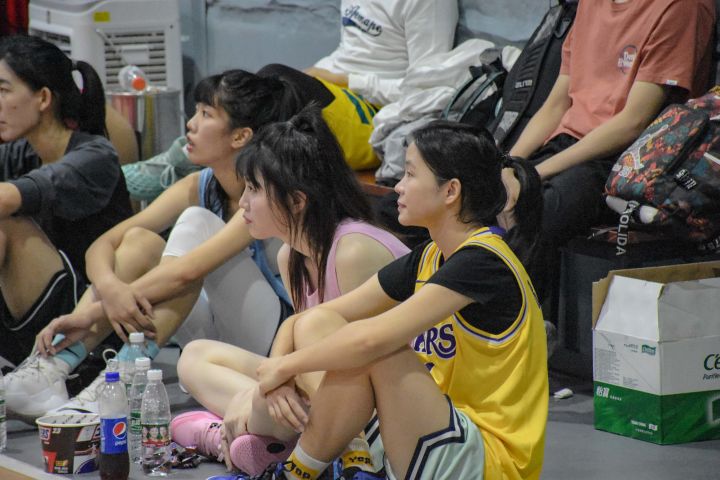 在叩丁狼1024怎么过？当然是“打爆”校长，挑战高颜值篮球博主