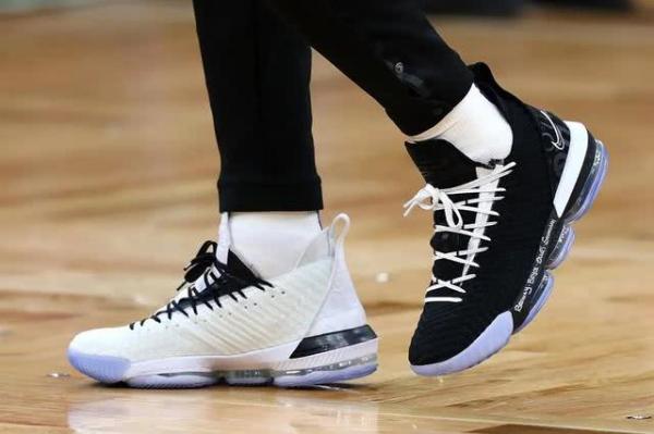 NBA黑人月配色球鞋