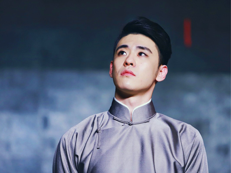 开眼了,能让女孩带着荧光棒听相声的只有他了,为啥这么火?