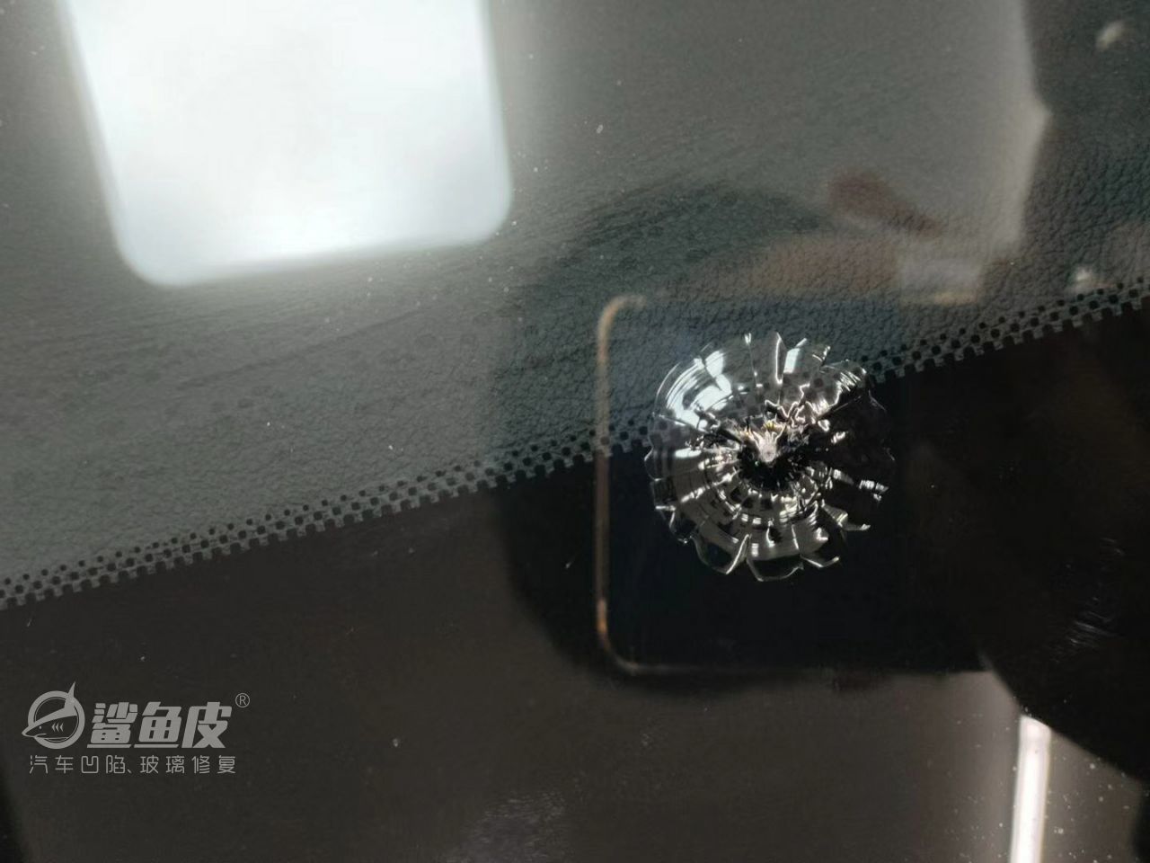 挡风玻璃被石子崩裂了膜保险赔吗,挡风玻璃被小石子砸了要报保险吗