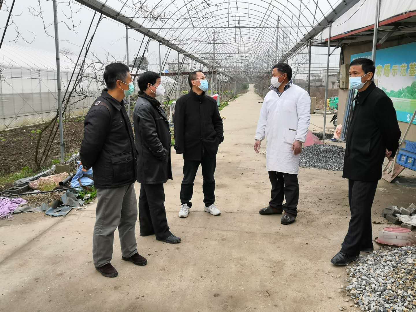 繁昌县践行文明实践：竖起防疫复产两面旗弘扬雷锋精神志愿行