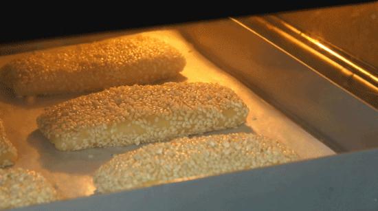 如何用烤箱烤芝麻烧饼,老北京麻酱芝麻烧饼的烤箱做法