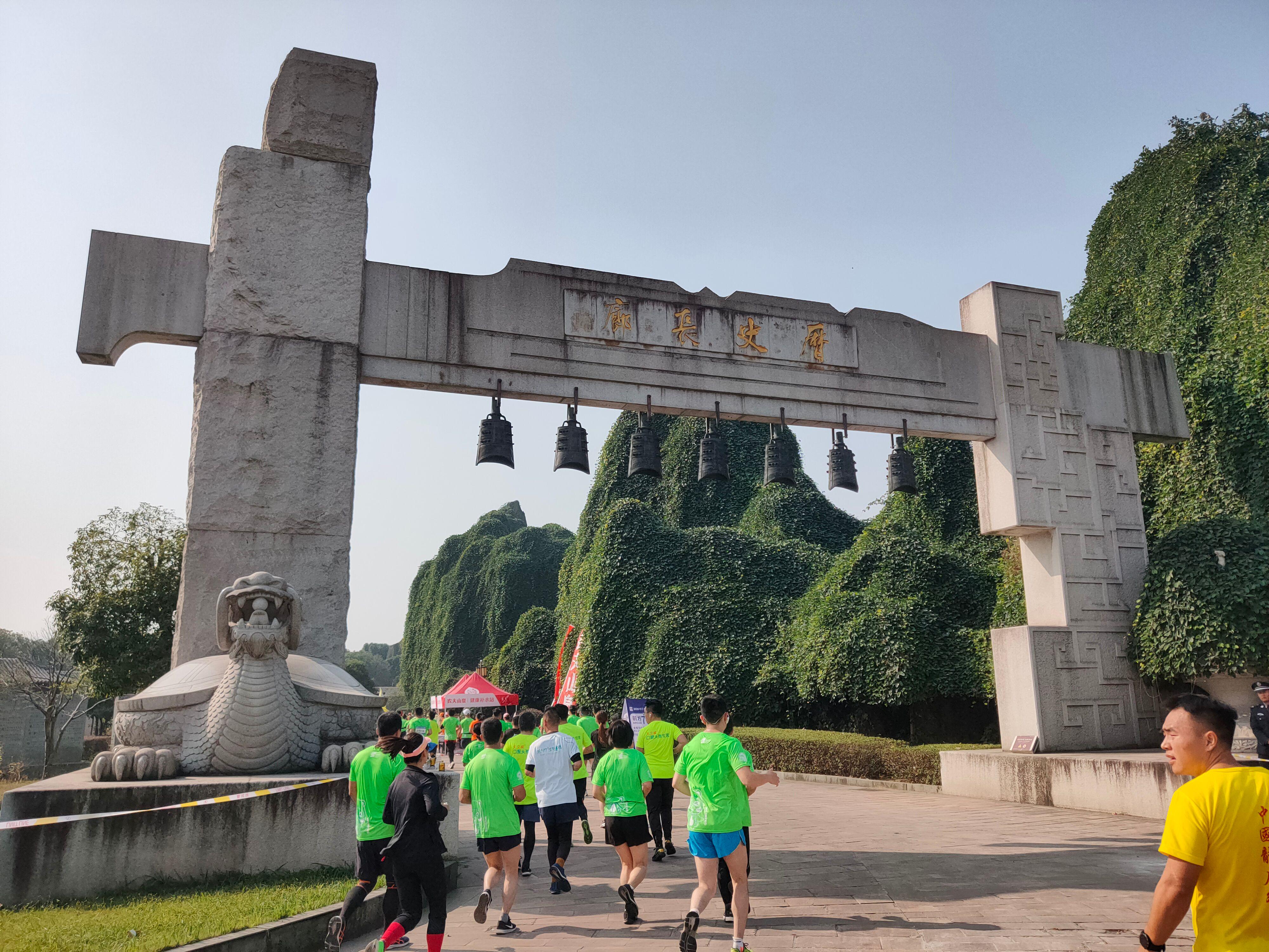 首个全马2022年超燃视频,横店马拉松2023全马颁奖直播