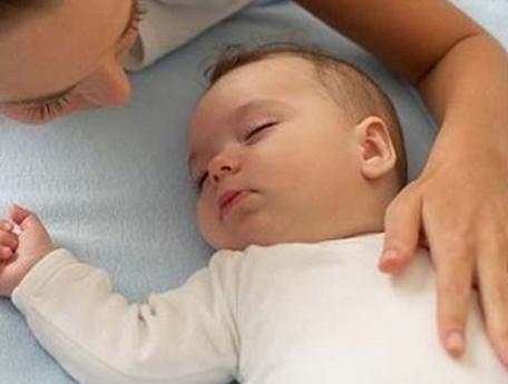 新生儿宝宝怎么睡头型好看,新生儿头型睡偏了怎么纠正