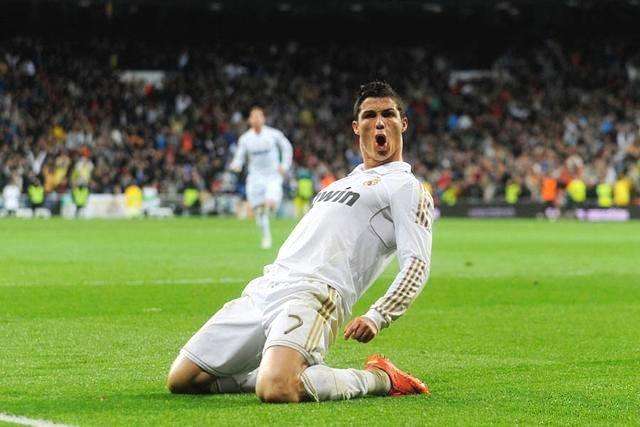 庆祝动作足球滑跪,哪个球员的庆祝动作是跪滑