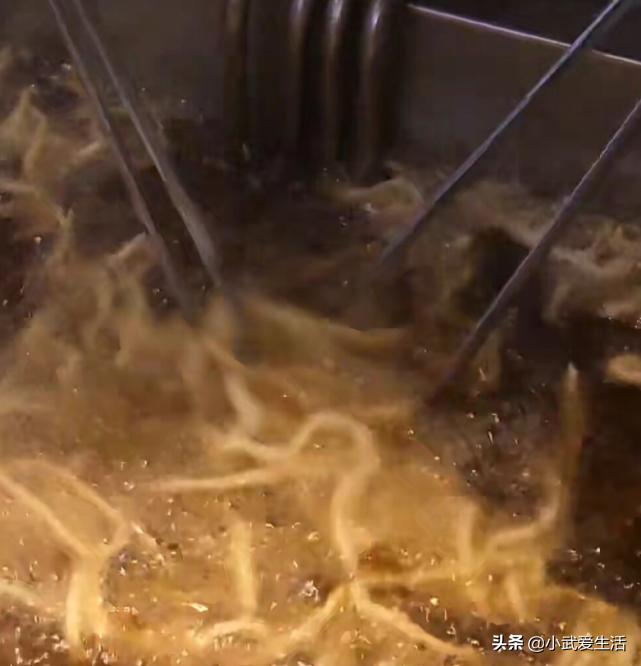 韩国夜市的鱿鱼,韩国夜市超火的油炸鱿鱼丝