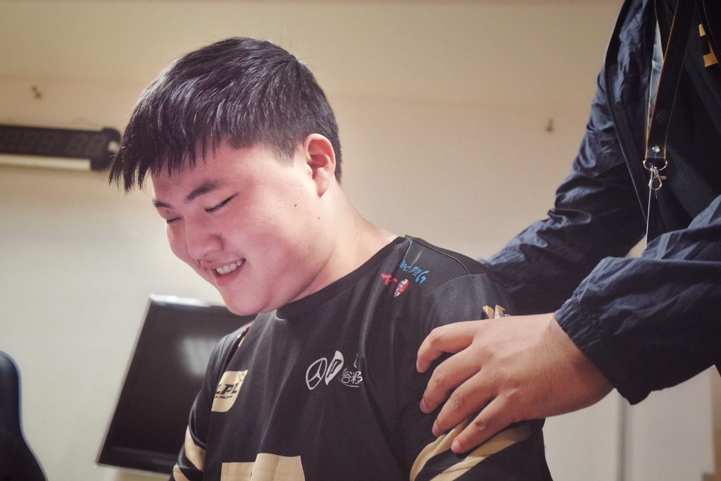 英雄联盟：拳头又开始针对LPL？下路两大核心战术英雄遭到大砍