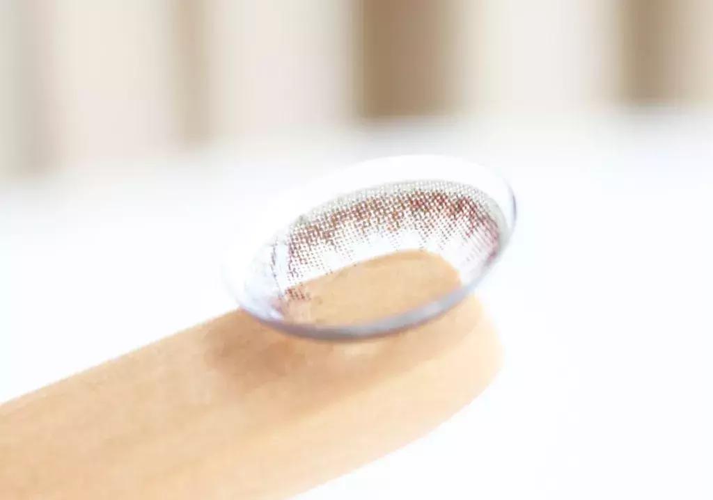 美瞳有商标的一面是正面吗 (美瞳商标是谁的)