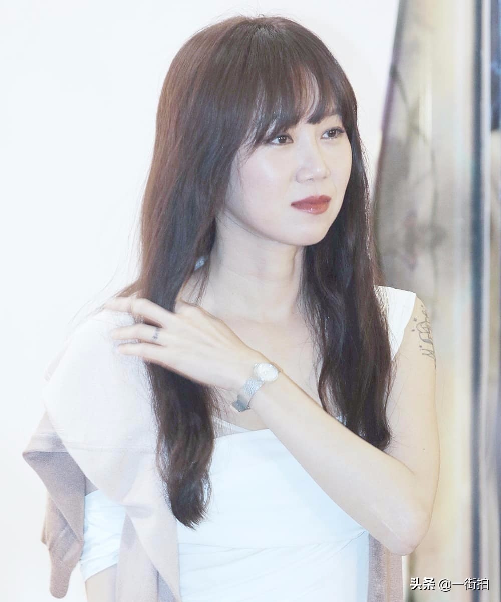 闫妮穿红色连衣裙,闫妮的碎花裙