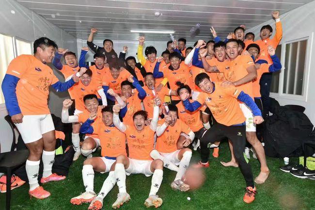 青岛海牛庆祝中乙夺冠,2017-2018赛季青岛海牛