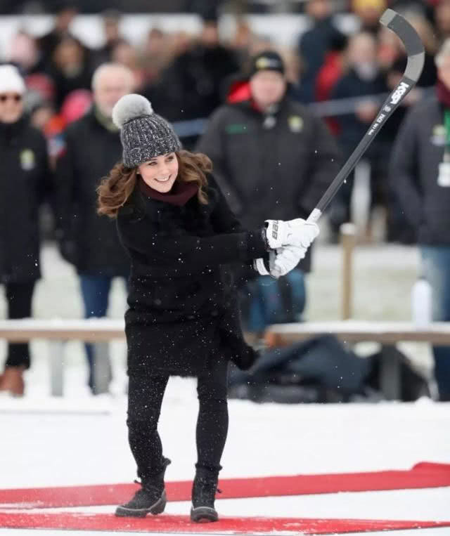 凯特穿红衣,凯特王妃秀球技