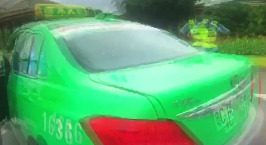 斗门某驾校教练打尖插队，给学员做反面教材，声称怕学员考试迟到！