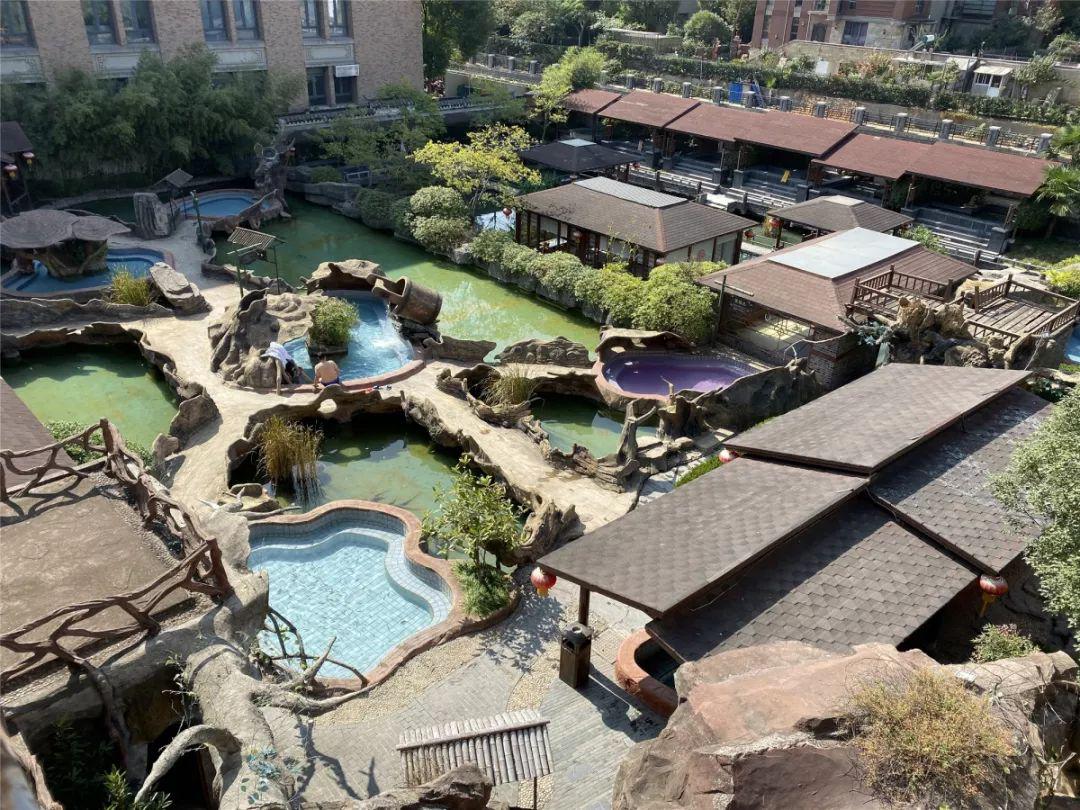 温泉之乡~南京汤山小镇这个冬天住这了！千年枯树滋润的露天温泉