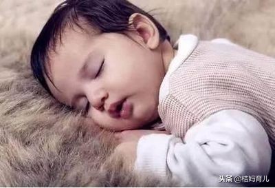 三个月的婴儿哄睡总一惊一惊,3个月宝宝醒着总是一惊一乍的