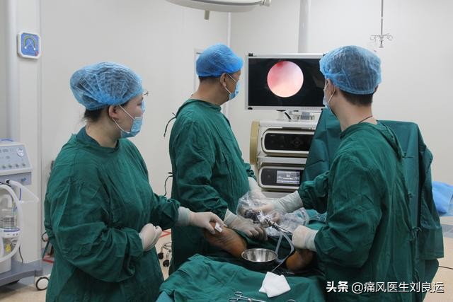 痛风医生建议不手术治疗,痛风尿酸高医生说不用吃药多喝水