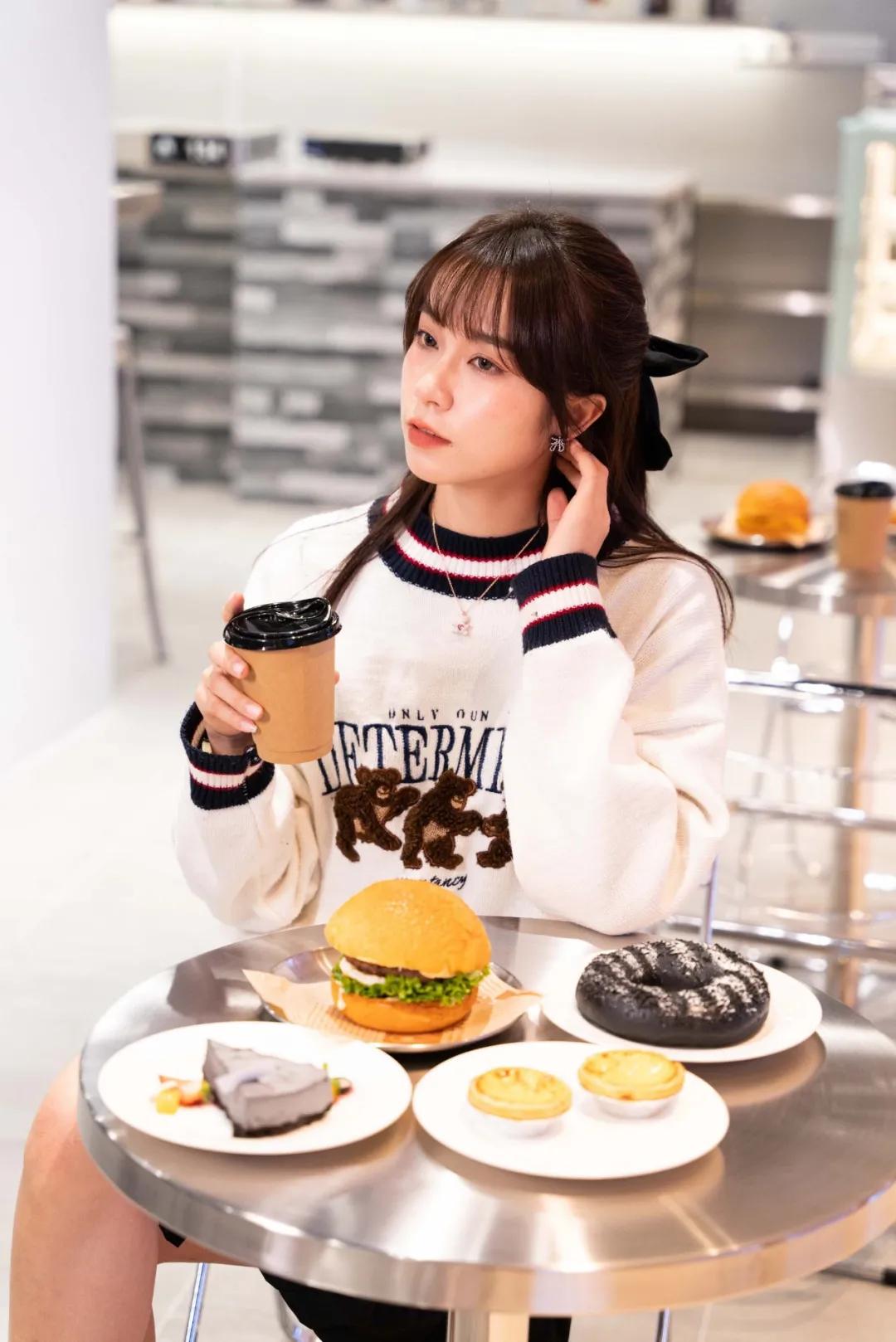 日夜不同科技感，春节潮玩创新方