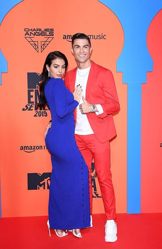 c罗前女友伊莲娜吊带裙,c罗的未婚妻乔治娜的照片