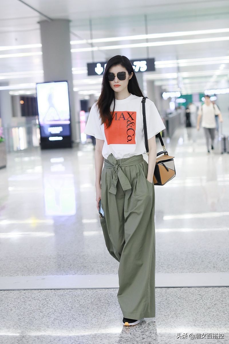 可仙可御！何穗穿裸色水钻裙秀身材，简单T恤配长裤就超级有范