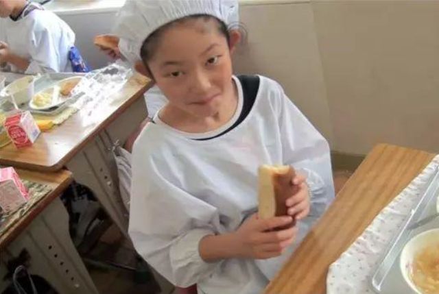 日本小学生午餐日常的全过程,日本小学生午餐纪录片