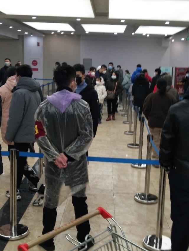 2月23号长春欧亚卖场的掠影，完全的智能检测系统，测体温不停步