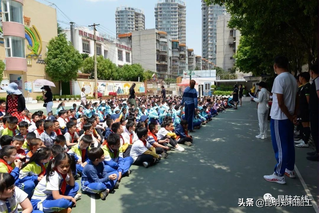 有限的场地无限的足球--新迎二小首届昆陆敦搏杯班级足球联赛开幕