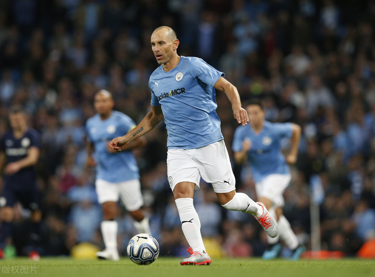 曼城孔帕尼雕像,曼城主场伊蒂哈德球场雕像