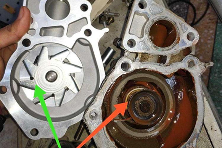 百分之九十老司机都不知道的问题,汽车开锅的正确处理方法