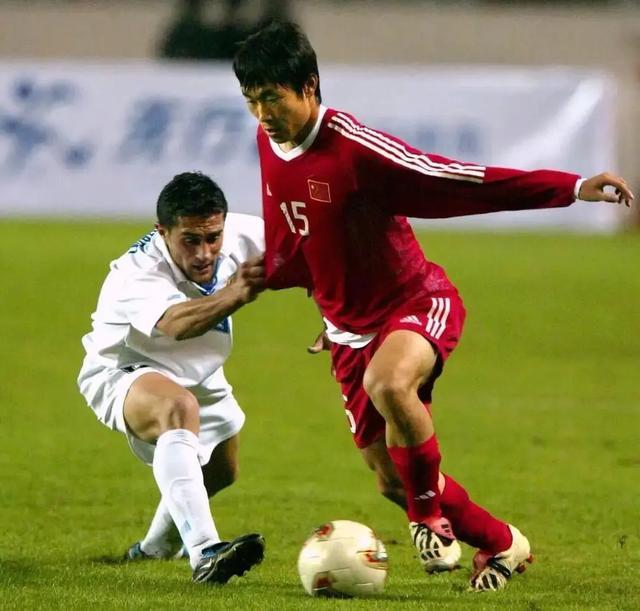 39岁前国脚,曾是中超标王,今携手足坛美女老总,妻子是中戏美女