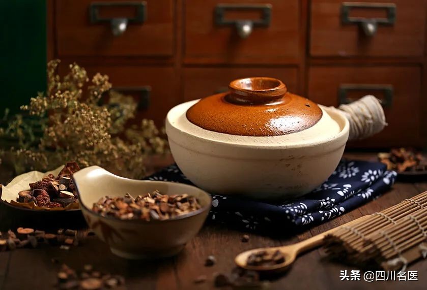 保温杯突然爆炸，女孩右眼球破裂！只因杯子里泡了这个…很多人都干过