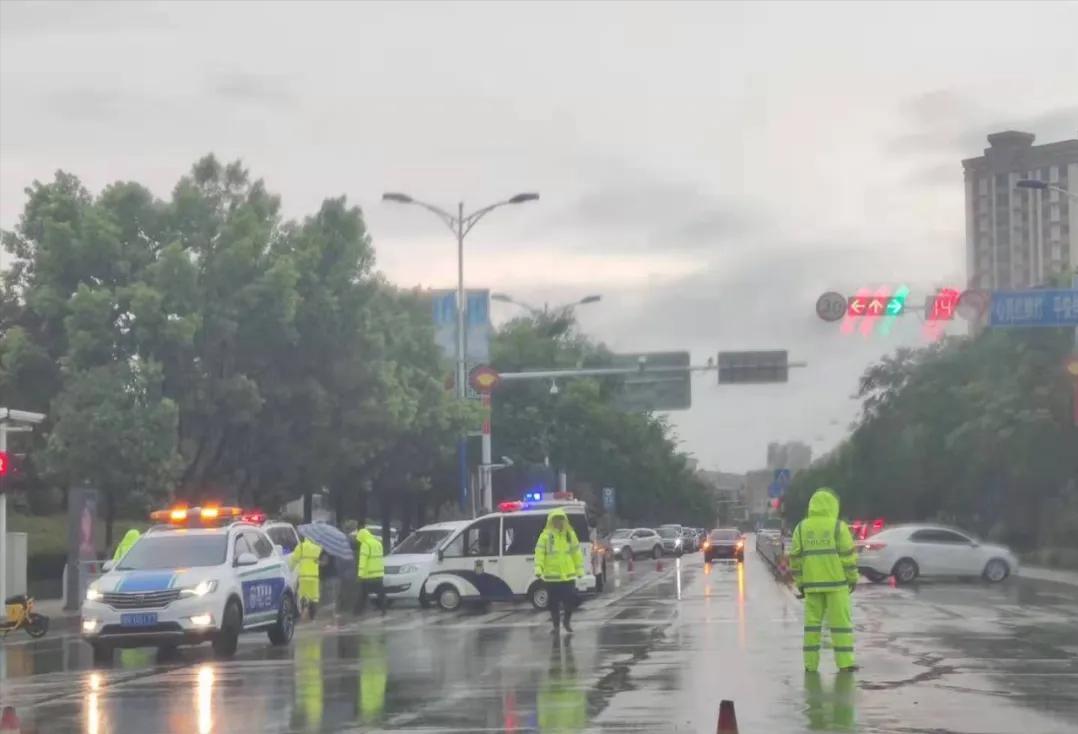 暴雨来袭，方城公安冲在一线