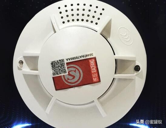 厨房的烟雾报警器响了怎么关掉,烟雾报警器一直响怎么解除英文版