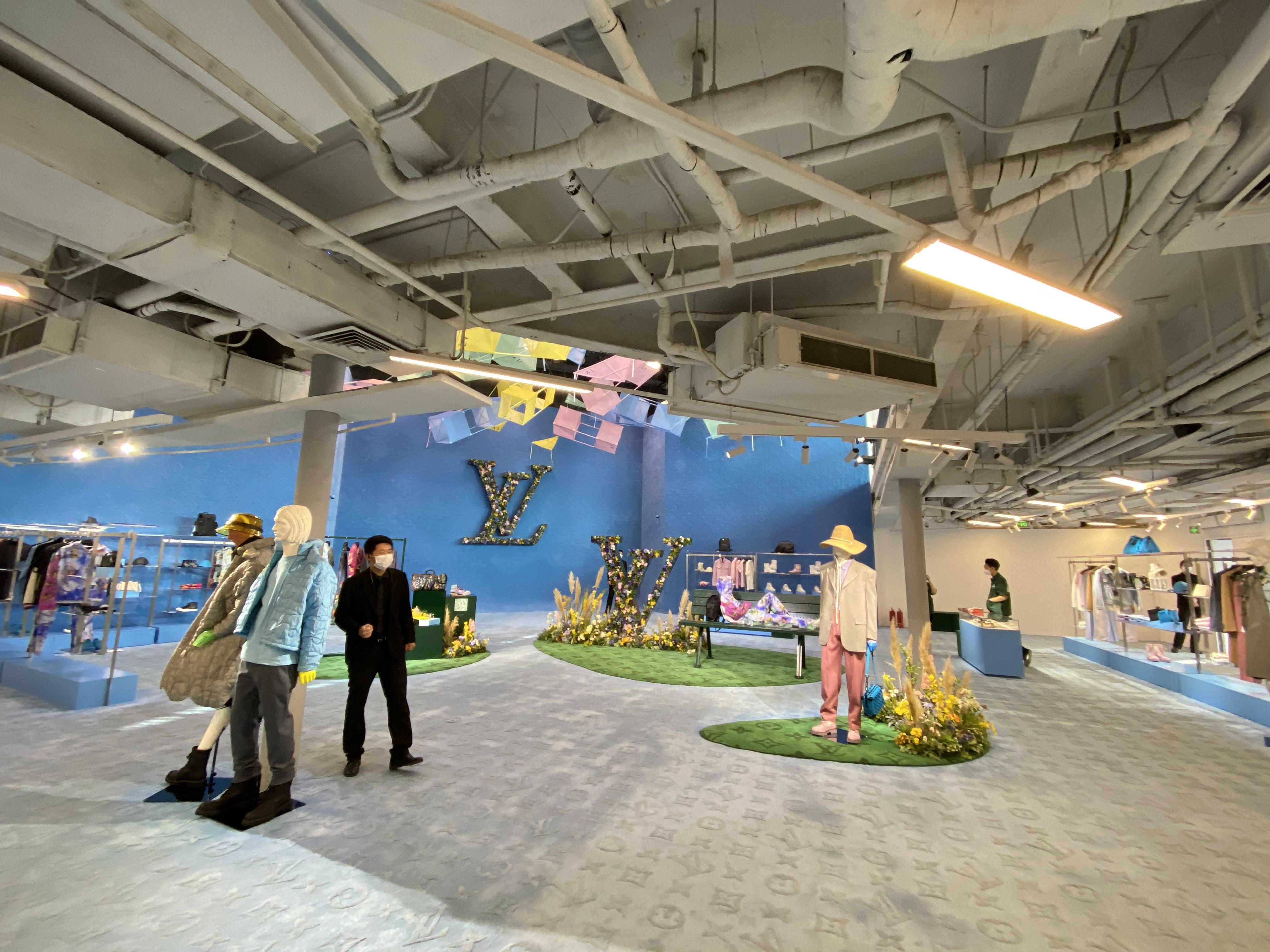 每天进店客人十个手指能数清,上一天休三天,盼着客人咨询,疫情中的奢侈品店员:从来没像现在这么想开工