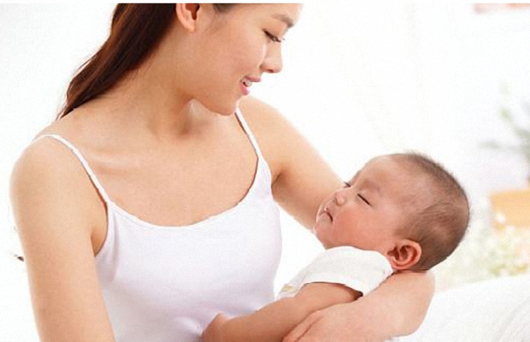 宝宝吃奶总是吃不饱，妈妈也受罪，如何让宝宝专心吃奶