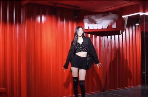 张俪穿露脐装跳舞,张俪穿裙子跳舞