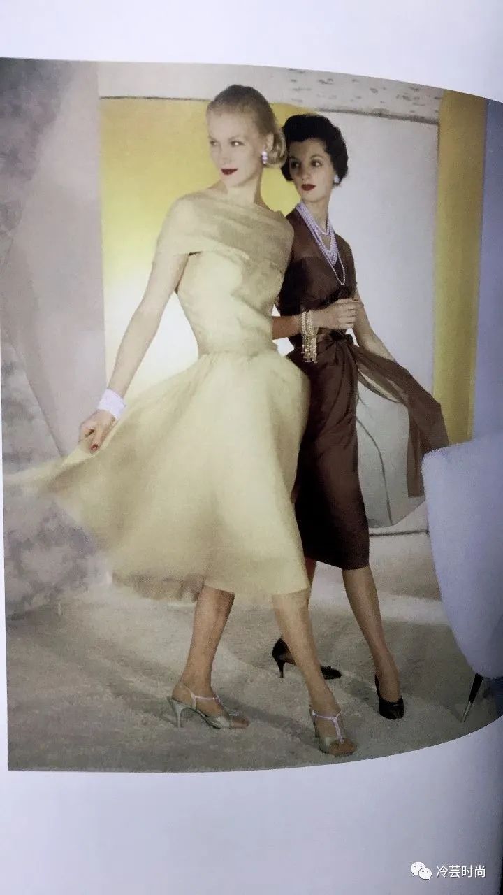 项链的活动扣佩戴方法,项链的佩戴要讲究八大搭配技巧