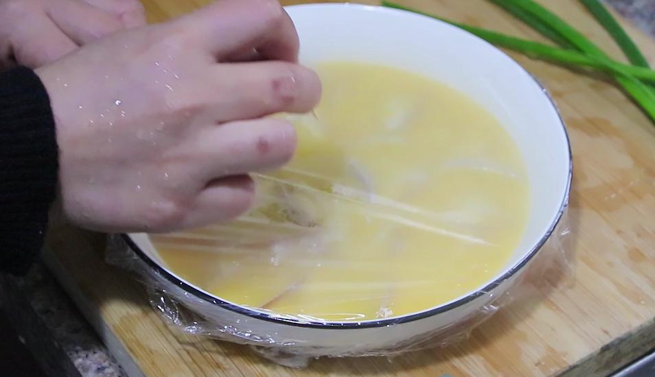 蒸鸡蛋羹的做法用热水还是凉水,蒸鸡蛋羹的正确做法冷水还是热水