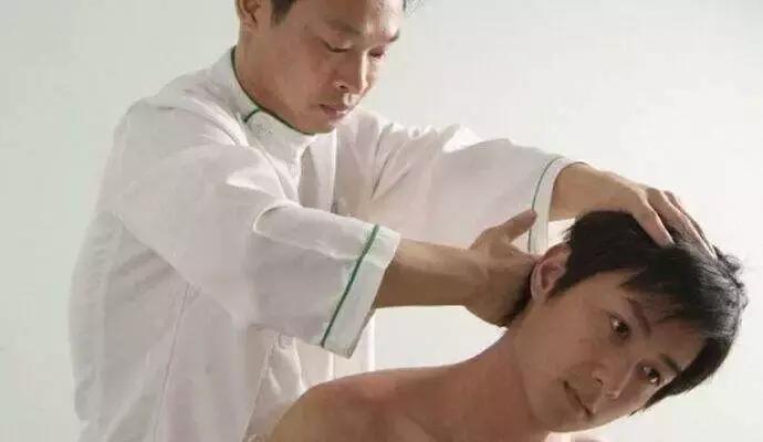 睡觉不小心落枕怎么办,睡觉不小心落枕了脖子疼怎么办