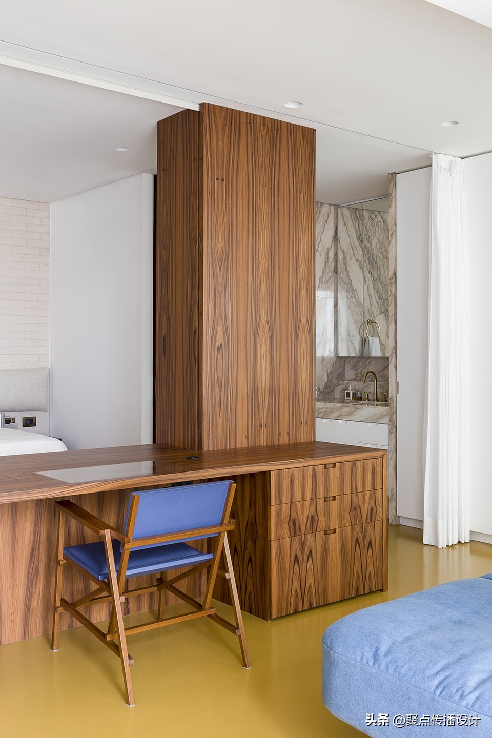 能在床中间加跟柱子，中国风水绝不允许！国外大师就是这么干的