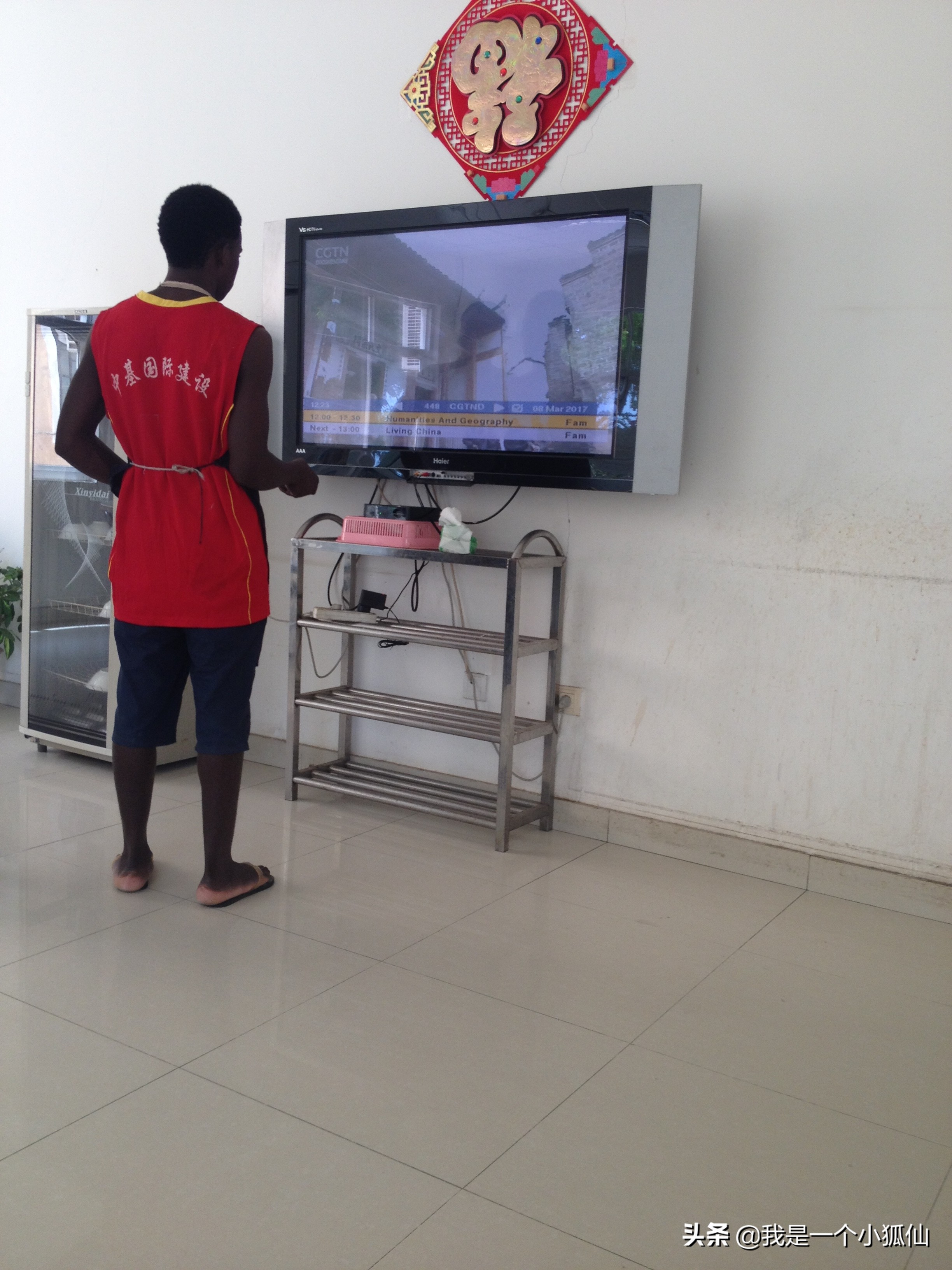 在非洲安哥拉看到的黑人穿带中国字的衣服在非洲安哥拉的日子241