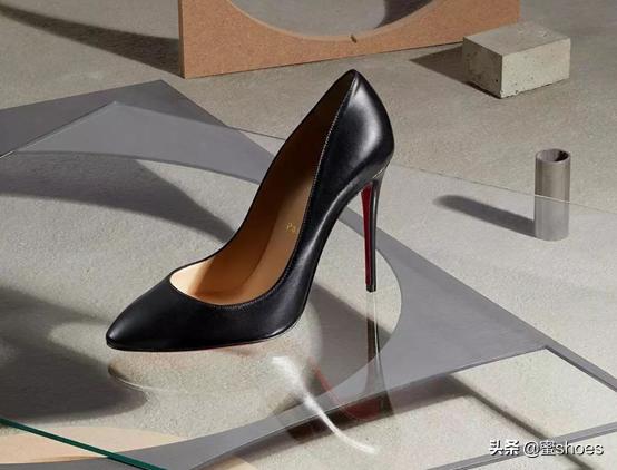CL红底高跟鞋，出镜最多的明星红毯鞋，“被脱”率也最高的美鞋