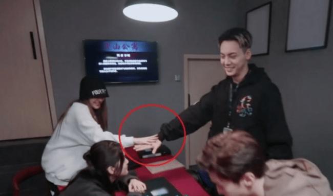 周扬青现身机场视频,周扬青疑回应恋情