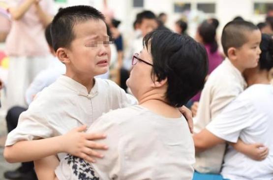 家长问孩子被打了怎么回复,如果你孩子被打了你怎么教她还手