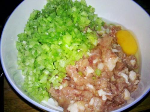 调的饺子馅发干不好吃？学会这4点小技巧，包出来的饺子香嫩多汁