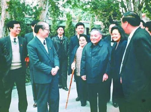 四十年后天堂向右深圳向左,天堂往左深圳往右简介